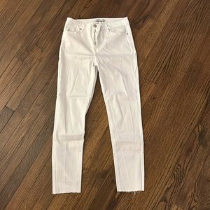 White skinny jeans with raw hem